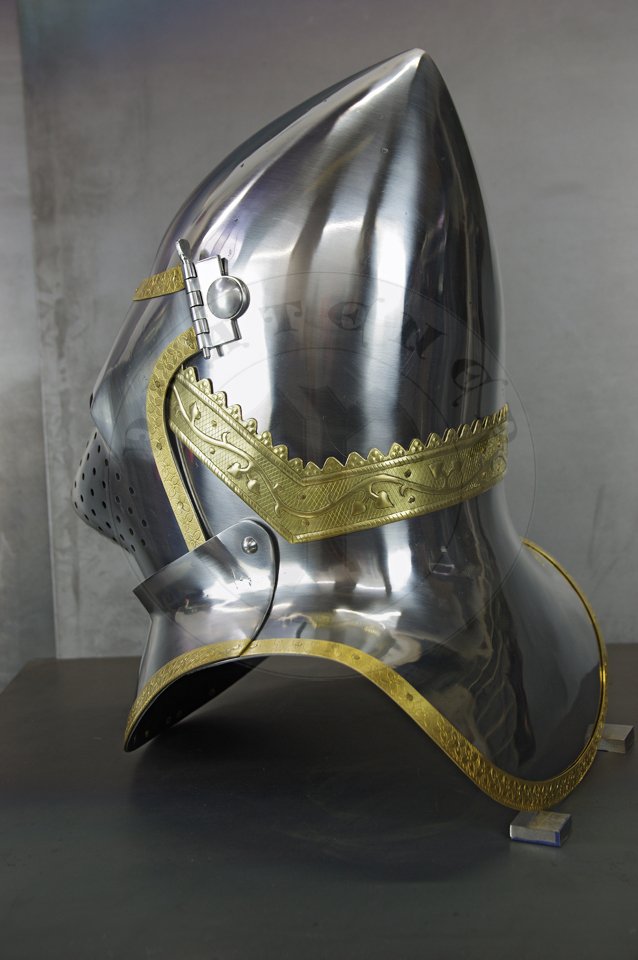 The great bascinet in English style for Agincourt battle period. Demi-greaves connected with greaves on rotary pin. Made of high quality mild steel of 2 mm and 1,5 mm thickness. Heat hardened and tempered up to 34 HRC. Brass bands decoration motive based on example visible on Henry V tournament helm. Brow plate and vervelles cover is interpretation based on few effigies from this period. Weight 6 kg./ Wielki bascinet w stylu angielskim na okres bitwy pod Agincourt. Wykonany z wysokiej jakoci stali niskowglowej o gruboci 2 mm i 1,5 mm. Hartowany i odpuszczany do 34 HRC. Mosine listwy dekoracyjne z motywem wzorowanym na hemie turniejowym Henryka V. Pozostae dekoracje s interpretacj wzorowan na kilku nagrobkach z epoki. Waga 6 kg.